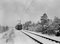 167428 Afbeelding van een electrisch treinstel mat. 1936 van de N.S. in een winters landschap, ter hoogte van Soest.
